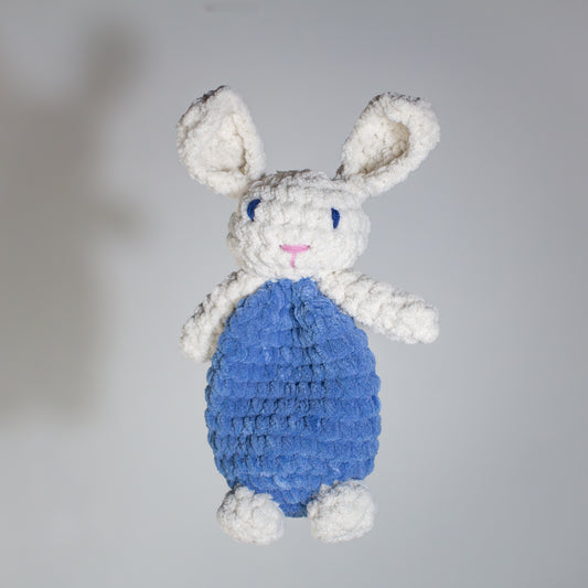 Sininen käsintehty söpö unipupu vauvalle ensileluksi.