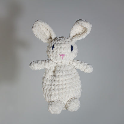 Valkoinen käsintehty söpö unipupu vauvalle ensileluksi.