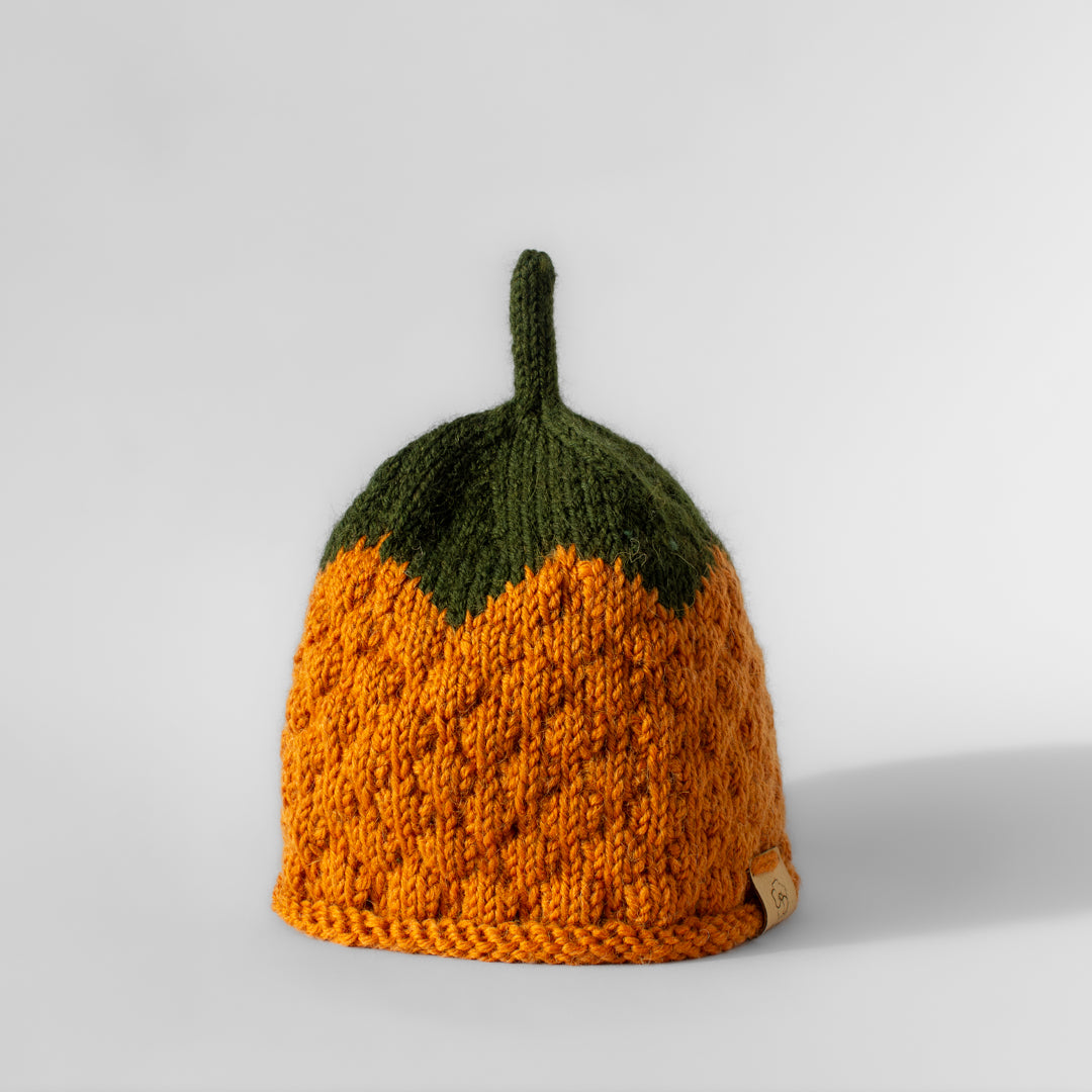 Lasten oranssi neulottu käsintehty lakka pipo, jossa vihreä lehtiosa jossa vihreä retro antenni.